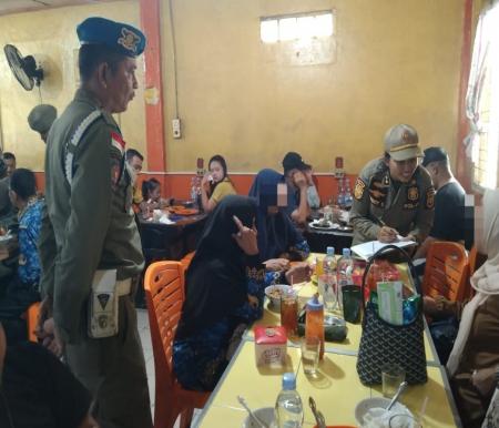 Nongkrong di Warkop Saat Jam Dinas, ASN Riau Kena Razia Satpol PP (foto/ist)