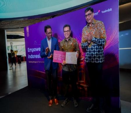 Founder dan CEO Twimbit, Manoj Menon bersama President Director dan CEO Indosat, Vikram Sinha saat peluncuran Empowering Indonesia Report 2025.(foto: istimewa)