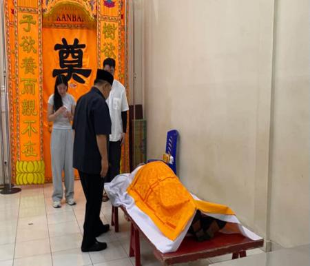 Wagubri SF Hariyanto melayat ke rumah duka pengusaha Dedi Handoko alias DH (foto/Yuni)