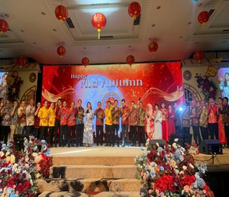 Ribuan warga ramaikan Festival Kue Bulan 2025 di Hotel Furaya Pekanbaru (foto/Dini)