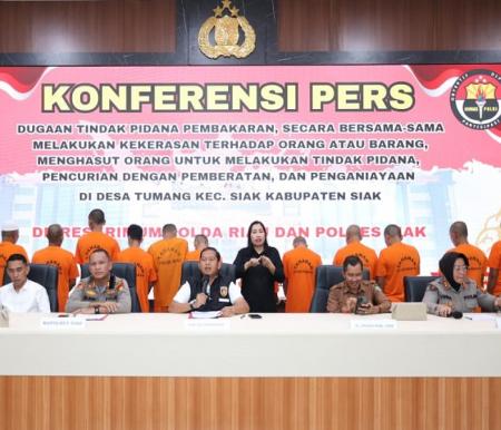 Direktur Reserse Kriminal Umum Polda Riau Kombes Asep Darmawan saat konferensi pers di Mapolda Riau, Senin (23/6/2025).