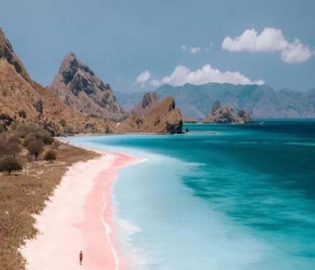 Pink Beach salah satu spot wisata pantai yang populer dan indah di NTT. (Foto: IG @360bali)