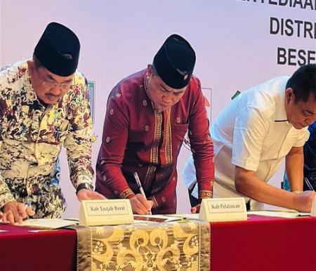 Bupati Pelalawan, Zukri Misran menandatangani MoU dengan Ditjen Migas untuk pembangunan 3.076 Sambungan Rumah jaringan gas. (Foto: Andy Indrayanto)