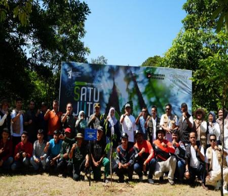Angkasa Pura Bandara SSK II Pekanbaru tanam pohon di Tahura Siak.(foto: sri/halloriau.com)