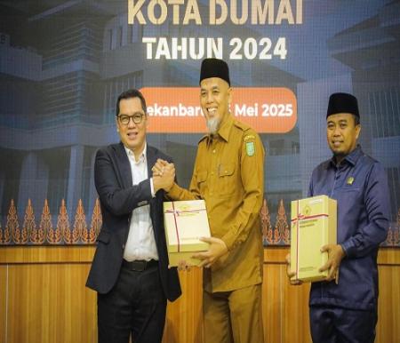 Walikota Dumai, H Paisal didampingi Ketua DPRD Kota Dumai Agus Miswandi menerima LHP LKPD 2024 dari BPK di Auditorium BPK Perwakilan Provinsi Riau, Senin (26/5/2025) lalu.(foto: bambang/halloriau.com)