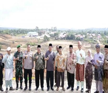 Wabup Inhu, Hendrizal, meresmikan gedung SMP Roudlatul Manshurin Boarding School. (Foto Andri Subakti)