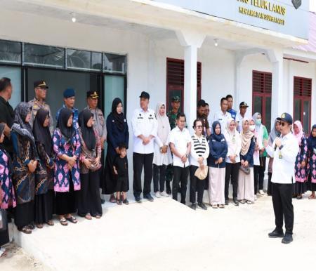 Bupati Siak, Alfedri meresmikan Pustu Plus Teluk Lanus (foto/diana)