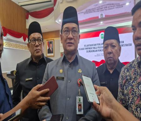 Sekda Riau, Syahrial Abdi usai melantik 19 pejabat eselon II (foto/Fitri)