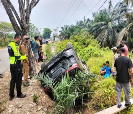 Fortuner yang ditumpangi Wakil Ketua DPRD Bengkalis terperosok ke dalam parit.(foto: mcr)