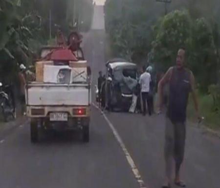 Kecelakaan maut ambulance vs Toyota LC di Jalintim Pelalawan.(foto; tribunpekanbaru.com)