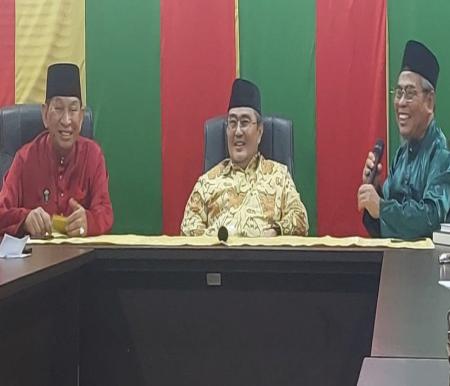 LAMR menyambut hangat Prof Dr Jimly Asshiddiqie, mantan Ketua MK di Balai Adat Melayu (foto/MCR)