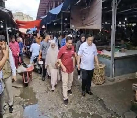 Plt Gubri, SF Hariyanto cek harga sembako di pasar tradisional Pekanbaru (foto/ist)