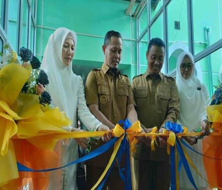 Walikota Agung Nugroho meresmikan layanan cuci darah di RSD Madani Pekanbaru (foto/tata)